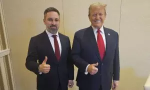 Fotografía cedida por el partido español de extrema derecha VOX que muestra a su líder, Santiago Abascal (i), durante una reunión con Donald Trump, favorito para ser el candidato republicano en las elecciones presidenciales de EE.UU., durante la gran conv