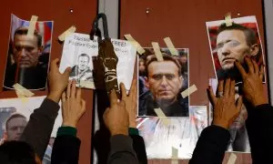 26/2/24 - Retratos del líder de la oposición rusa, Alexei Navalni, en la puerta principal de la embajada rusa durante una protesta y vigilia celebrada tras su muerte, en Kappara, Malta, el 19 de febrero de 2024.