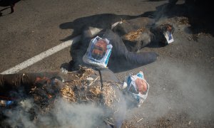 26/02/2024 - Los agricultores queman dos muñecos con las caras de Sánchez y Luis Planas.