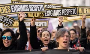 26/2/24 - Varias personas sujetan carteles durante una manifestación por el 25N, a 25 de noviembre de 2023, en Madrid (España).