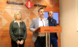 L'alcalde de Tortosa, Jordi Jordan, i els regidors Mar Lleixà i Víctor Grau.