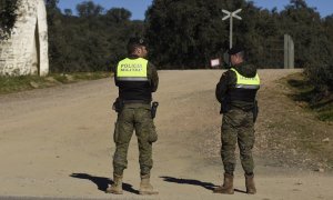 Militares acordonando el lugar donde buscaron a  los dos militares fallecidos en la base de Cerro Muriano, a 21 de diciembre de 2023.