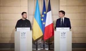 Volodymyr Zelensky (izquierda) y Emmanuel Macron (derecha) en una conferencia en París.