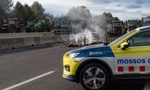 Los agricultores bloquean la principal conexión por carretera entre España y Francia.