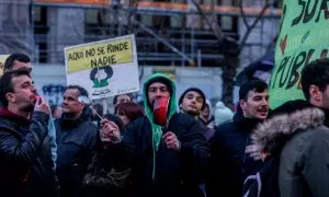 Varias personas durante una manifestación por una educación pública y de calidad, a 27 de febrero de 2024, en Madrid (España).