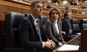 El presidente del Gobierno, Pedro Sánchez y la vicepresidenta tercera y ministra para la Transición Ecológica y el Reto Demográfico, Teresa Ribera, durante una sesión de control al Gobierno, en el Congreso de los Diputados, a 28 de febrero de 2024