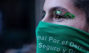 Una mujer porta un pañuelo verde durante una manifestación con motivo del Día Internacional de la Interrupción Segura del Embarazo, a 28 de septiembre de 2022 en Madrid.