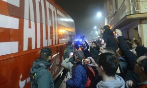 Afición del Atlético de Madrid recibiendo al autocar de su equipo.