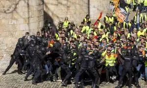 Los agricultores tratan de acceder a las Cortes de Aragón y rompen el cordón policial.