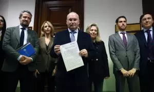 El portavoz del grupo popular en el Congreso, Miguel Tellado (c), posa junto a miembros de su grupo tras presentar en el Registro de la Cámara Baja la petición de dimisión de la presidenta del Congreso, Francina Armengol, este 4 de marzo de 2024.