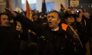 El Jefe Nacional de La Falange, Manuel Andrino, durante una manifestación frente a la sede de Ferraz.