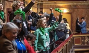 Un grupo de activistas feministas celebra en el Palacio de Versalles el resultado de la votación.