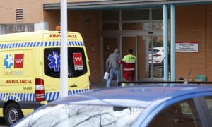 Una ambulancia a la entrada de la residencia de mayores de San Sebastián de los Reyes (Madrid).