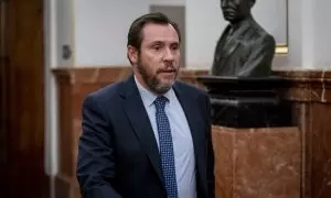 El ministro de Transportes, Óscar Puente, a su salida de una sesión plenaria, en el Congreso, a 27 de febrero de 2024, en Madrid.