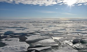 La capa de hielo flota en el agua del Océano Ártico, a16 de agosto de 2015.