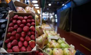 Mostrador de una frutería en un mercado de Madrid.