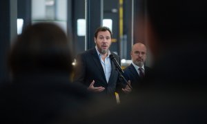 El ministro de Transportes y Movilidad Sostenible, Óscar Puente, durante una visita a las instalaciones de la base de mantenimiento de alta velocidad en Vallecas.