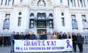 07/03/2024 La vicealcaldesa de Madrid, Inmaculada Sanz, el alcalde de Madrid, José Luis Martínez-Almeida, la portavoz del PSOE en el Ayuntamiento, Reyes Maroto y la concejala de Más Madrid Rita Maestre, con una pancarta durante un minuto de silencio por l