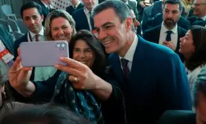 El presidente del Gobierno, Pedro Sánchez, posa junto a asistentes del Foro Empresarial España-Brasil este jueves, en el hotel Palacio Tangará en Sao Paulo (Brasil).