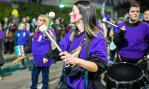 Varias mujeres tocan tambores durante una manifestación convocada por la Plataforma Feminista Guadalajara por el 8M, Día Internacional de la Mujer, en Guadalajara, Castilla La-Mancha (España).