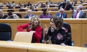 La vicepresidenta segunda y ministra de Trabajo, Yolanda Díaz (i) y la vicepresidenta primera y ministra de Hacienda, María Jesús Montero (d), durante una sesión de control al Gobierno, en el Senado