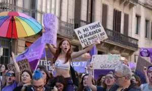 La manifestació del 8-M al seu pas per la Via Laietana