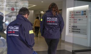 Imagen de dos agentes de Mossos d'Esquadra. Fotografía de archivo