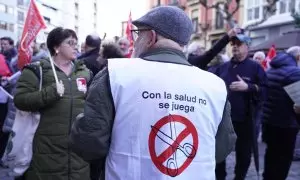 Varias personas durante una manifestación para que las residencias cumplan las ratios de personal, a 24 de febrero de 2024, en Logroño, La Rioja