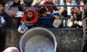 12/03/2024 Palestinos esperan a que lleguen alimentos de socorro en la ciudad de Rafah, en el sur de la Franja de Gaza, a 14 de febrero de 2024.