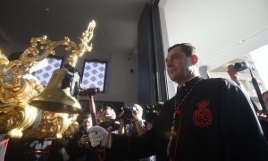 El presidente de la Junta de Andalucía, Juanma Moreno hace la llamada para empezar la estación de penitencia del Santísimo Cristo de la Exaltación a 5 de abril de 2023 en Málaga, (Andalucía, España).