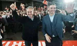 El expresidente del Gobierno, José Luis Rodríguez Zapatero (i), y el presidente del Gobierno y secretario general del PSOE, Pedro Sánchez (d), durante el acto de homenaje al expresidente José Luis Rodríguez Zapatero, en el Palacio Euskalduna, a 9 de marzo