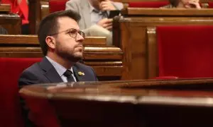 El president de la Generalitat, Pere Aragonès, a l'hemicicle del ple del Parlament.