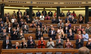 El portavoz del PSOE, Patxi López (i-abajo), entre otros, aplaude tras guardar un minuto de silencio en memoria de las víctimas del 11-M al inicio del pleno del Congreso que debate y vota, este martes, una moción consecuencia de interpelación del PP que p