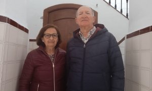 13/3/24 - Carmen Guerrero e Ildefonso Portillo, delante de su vivienda desde hace 49 años, como porteros del convento de las Capuchinas de San Fernando.