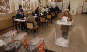 Una señora deposita su voto en un colegio electoral en Moscú en las elecciones presidencias rusas este 15 de marzo de 2024.