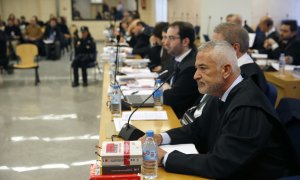 El expresidente de Ausbanc, Luis Pineda (1d), en el banquillo de la Audiencia Nacional durante el juicio en su contra el 29 de enero de 2020.