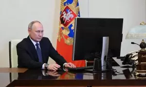 El presidente de Rusia, Vladimir Putin, vota de forma electrónica en las elecciones presidenciales desde su residencia oficial en Moscú este 15 de marzo de 2024.