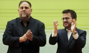 El presidente de la Generalitat, Pere Aragonés (d) y el presidente de ERC, Oriol Junqueras (i) durante el primer mitin de ERC tras el anuncio del adelanto electoral, el 16 de marzo de 2024 en Barcelona.