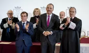 El alcalde el alcalde de Madrid, José Luis Martínez-Almeida (i) y el magistrado Manuel Marchena (c) asisten al acto de entrega de diplomas a los 400 profesionales del Ilustre Colegio de la Abogacía de Madrid (ICAM), en el Palacio de Cibeles, a 7 de noviem