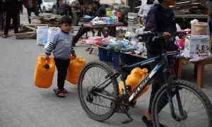 Niños de camino a recoger agua en Rafah, Gaza.