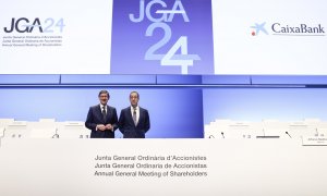 El presidente de Caixabank, José Ignacio Goirigolzarri (izqda), y el consejero delegado del banco, Gonzalo Gortázar, momentos antes del comienzo de la junta de accionistas de la entidad, en Valencia. EFE/Ana Escobar