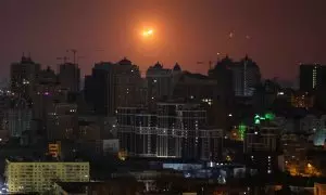 Una explosión de un misil se ve en el cielo sobre la ciudad de Kiev (Ucrania)durante un ataque con misiles rusos, en medio del ataque de Rusia a Ucrania, el 24 de marzo 2024.