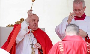 El Papa Francisco bendice palmas durante la misa del Domingo de Ramos en la Plaza de San Pedro del Vaticano, el 24 de marzo de 2024.