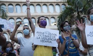 Una mujer participa en una concentración feminista en la Plaza de la Candelaria a 11 de junio de 2021.