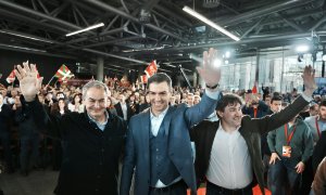 El expresidente del Gobierno, José Luis Rodríguez Zapatero, el presidente del Gobierno y secretario general del PSOE, Pedro Sánchez, y el secretario general del PSE-EE y candidato a Lehendakari, Eneko Andueza, en el Palacio Euskalduna, a 9 de marzo de 202