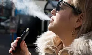 Una mujer fuma un cigarrillo electrónico en las calles de Mánchester (Reino Unido), a 6 de marzo de 2024.