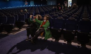 Espectadores viendo una película en el cine Comedia, en Barcelona, a 14 de enero de 2024.