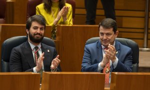 El presidente de Castilla y León, Alfonso Fernández Mañueco (d), junto al vicepresidente autonómico, Juan García-Gallardo (i).