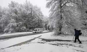 Un peregrino en el Camino de Santiago durante la nevada que ha caído a primeras horas de este martes 26 de marzo de 2024 en Navarra.