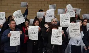 Funcionarios de prisiones protestan con carteles durante una concentración frente al Centro Penitenciario Brians 2, a 25 de marzo de 2024, en Sant Esteve de Sesrovires, Barcelona,